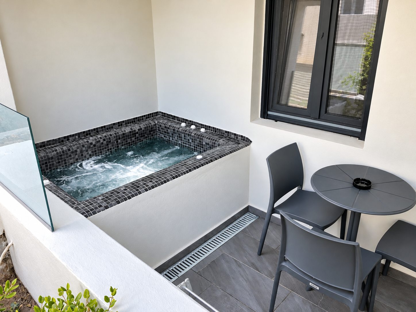 Deluxe Apartment – Outdoor Hot Tub – Outdoor hot tub and terrace, Dragonfly Villas Santorini