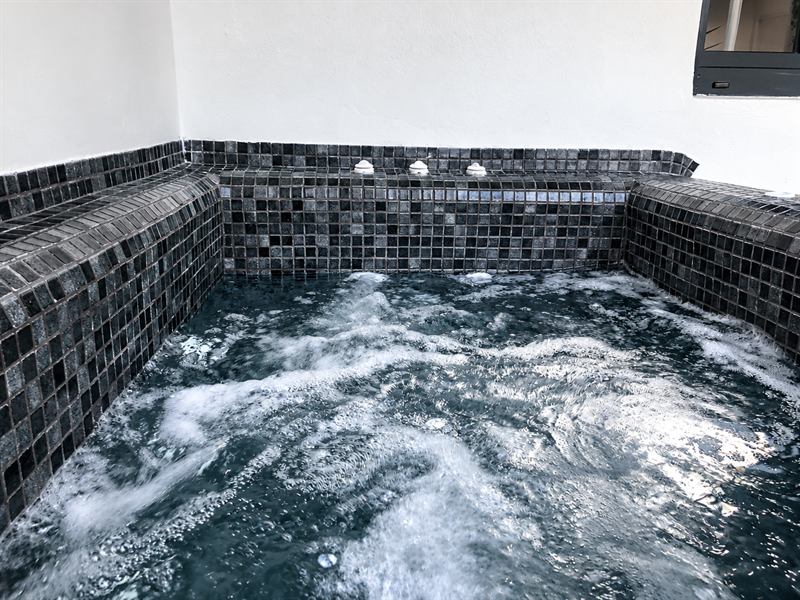 Deluxe Apartment – Outdoor Hot Tub – Hot tub with jets, Dragonfly Villas Santorini
