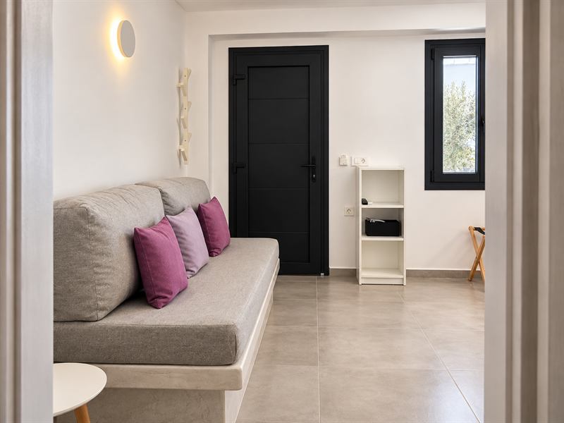 Deluxe Apartment – Outdoor Hot Tub – Living room and private entrance, Dragonfly Villas Santorini
