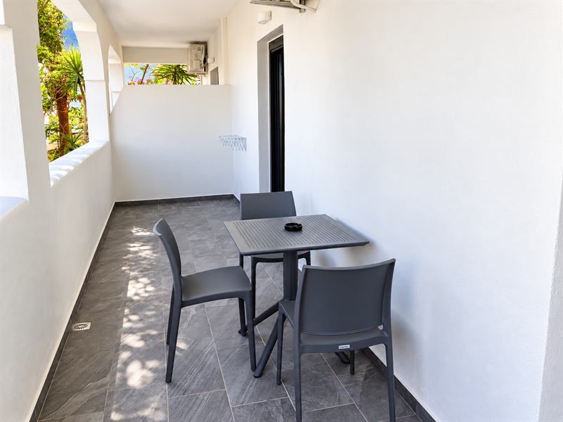 Garden View Apartment – Balcony dining table, Dragonfly Villas Santorini