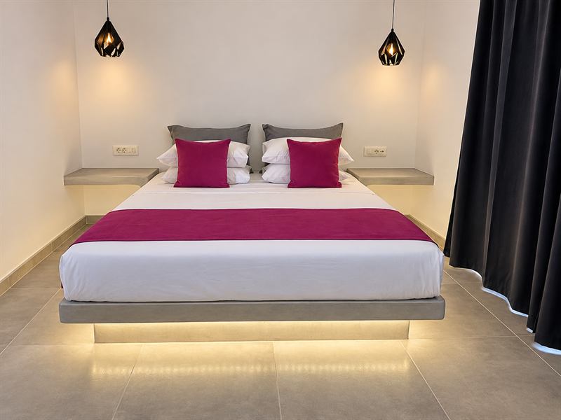 Garden View Apartment – Bed with ambient lighting, Dragonfly Villas Santorini
