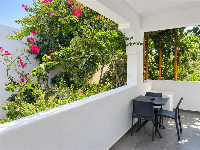 Garden View Apartment – Balcony with garden view, Dragonfly Villas Santorini
