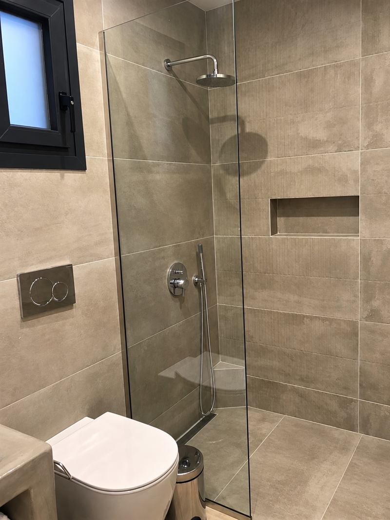Studio Apartment – Bathroom with walk-in shower, Dragonfly Villas Santorini