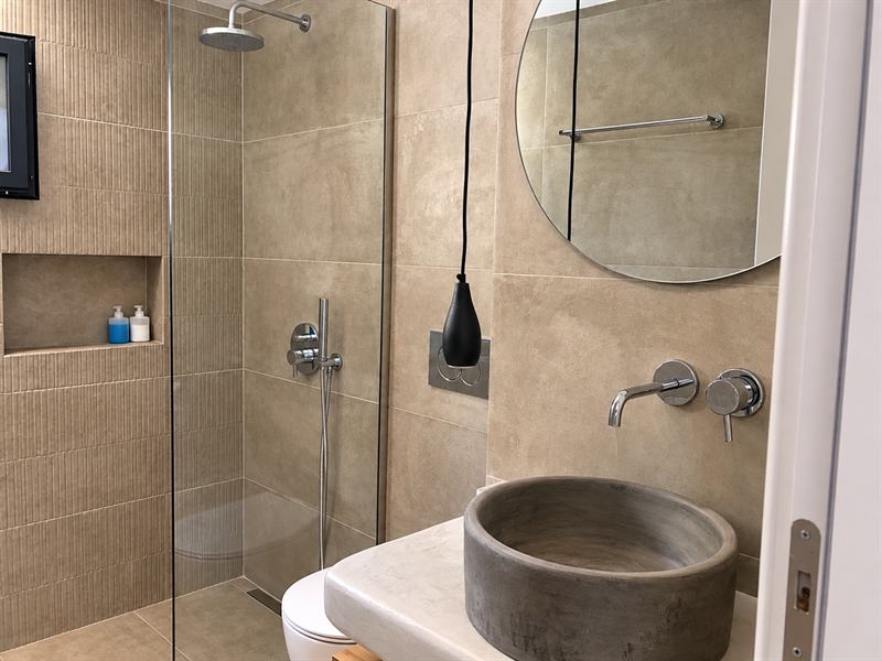 Suite – Outdoor Hot Tub – Bathroom with walk-in shower, Dragonfly Villas Santorini