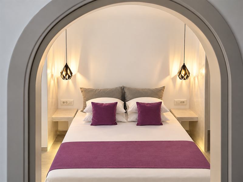Suite – Outdoor Hot Tub – Bedroom through the arch, Dragonfly Villas Santorini