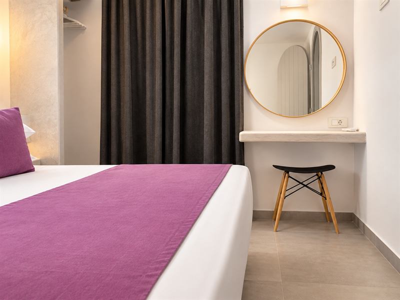 Suite – Outdoor Hot Tub – Bedroom and vanity, Dragonfly Villas Santorini