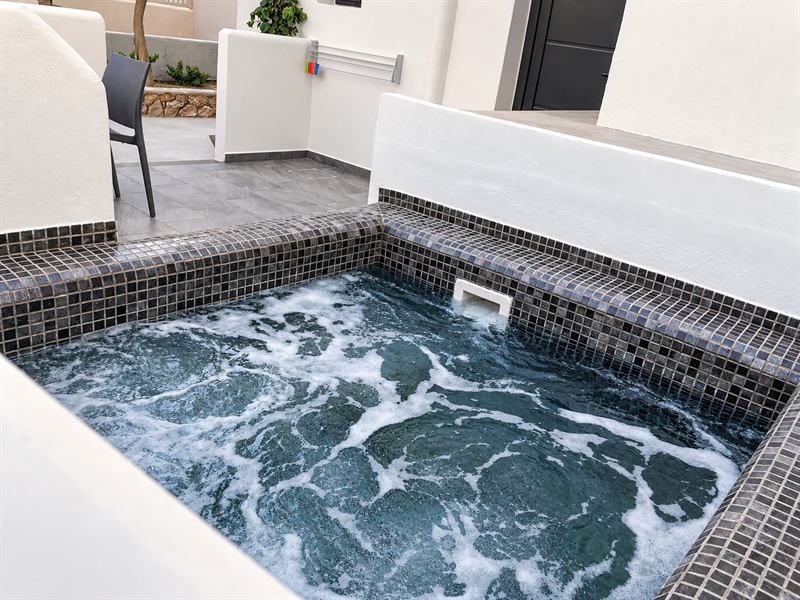 Suite – Outdoor Hot Tub – Hot tub with jets, Dragonfly Villas Santorini