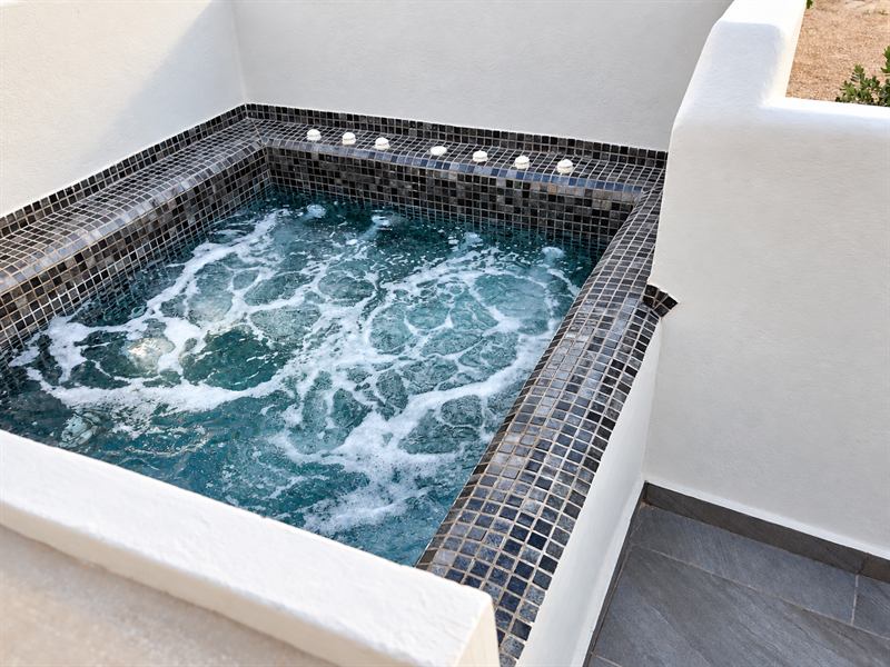 Suite – Outdoor Hot Tub – Private outdoor hot tub, Dragonfly Villas Santorini