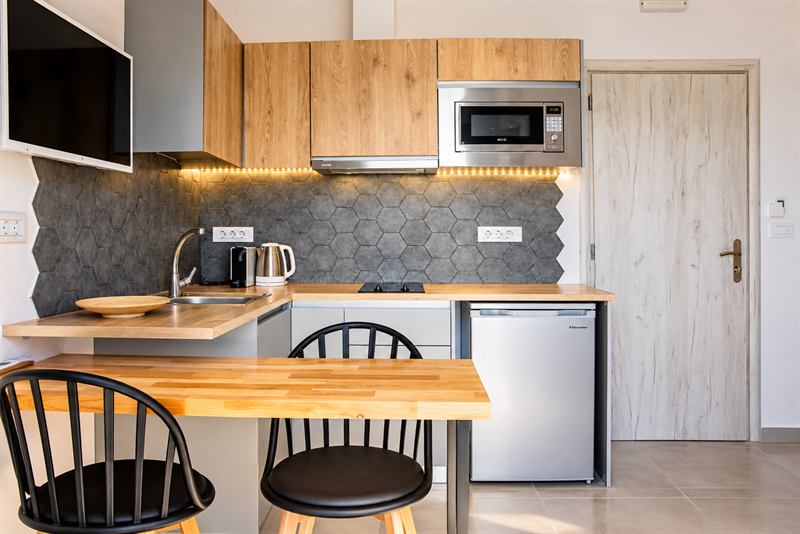 Superior Apartment – Kitchen and dining area, Dragonfly Villas Santorini